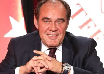 Gazeteci Bahadır Özgür’den Yıldırım Demirören iddiası: Dominica’dan vatandaşlık almış