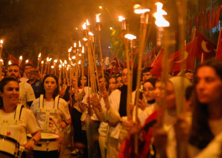 Cumhuriyet’in 100. yılında fener alayı 1 Cumhuriyet’in 100. yılında fener alayı