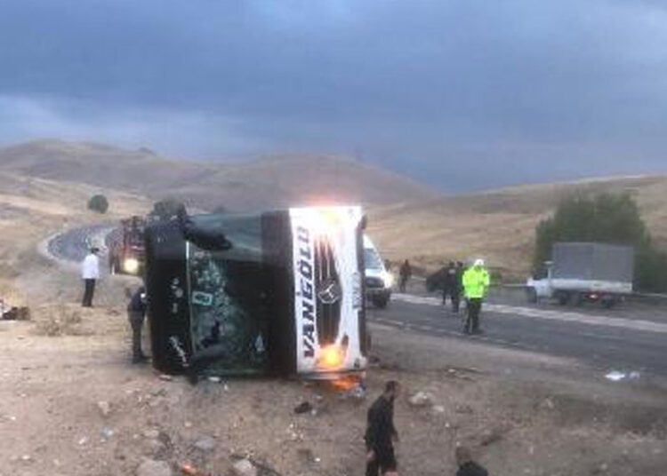 Sivas’ta yolcu otobüsü devrildi: 7 kişi öldü