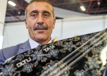 İbrahim Erkal’ın 400 bin liralık bağlamasına alıcı çıkmadı