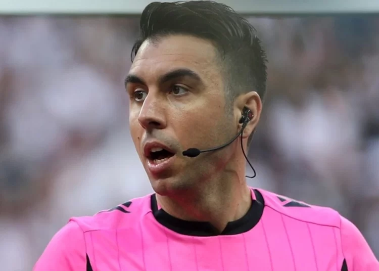 Hakem Arda Kardeşler: "VAR'a gidersem buradan çıkamayız" 1 Hakem Arda Kardeşler: “VAR’a gidersem buradan çıkamayız”