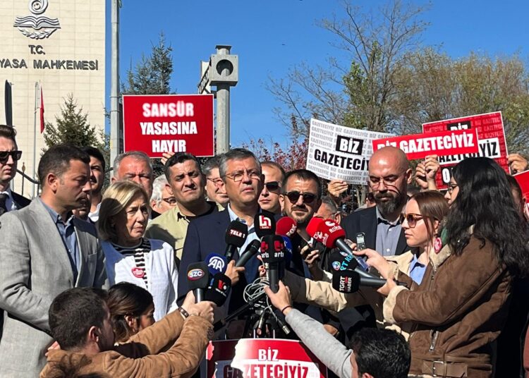 AYM, bugün Sansür Yasası'nı görüşecek: Gazeteciler AYM önünde nöbette 1 AYM, bugün Sansür Yasası’nı görüşecek: Gazeteciler AYM önünde nöbette