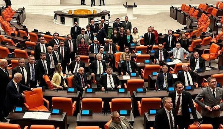 CHP’nin Meclis nöbetinde üçüncü haftaya girildi 1 CHP’nin Meclis nöbetinde üçüncü haftaya girildi