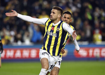 1-0’dan maçı çeviren Fenerbahçe, yeniden liderlik koltuğunda