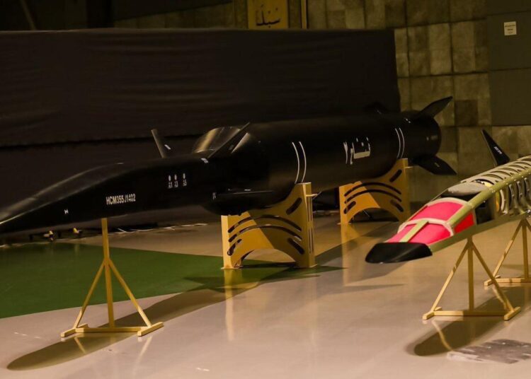 İran yeni hipersonik füzesi Fettah-2'yi tanıttı 1 İran yeni hipersonik füzesi Fettah-2’yi tanıttı