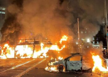 İrlanda’da sokaklar karıştı