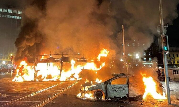 İrlanda’da sokaklar karıştı