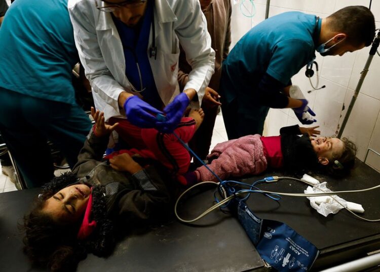 İsrail tanklarının kuşattığı hastanede onlarca insan öldü 1 İsrail tanklarının kuşattığı hastanede onlarca insan öldü