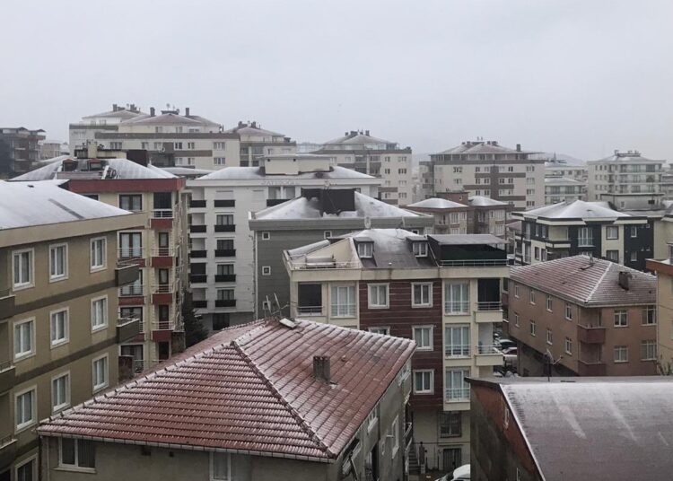 İstanbul ve Ankara'ya mevsimin ilk karı düştü 1 İstanbul ve Ankara’ya mevsimin ilk karı düştü