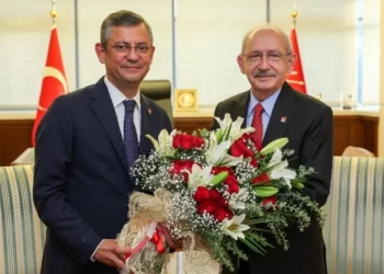 Kemal Kılıçdaroğlu koltuğu CHP’nin yeni genel başkanı Özgür Özel’e devretti