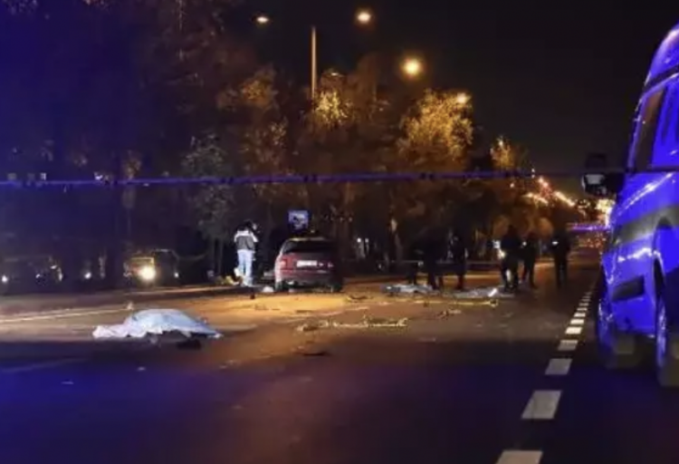 Otomobil yayaların arasına daldı: 5 ölü 1 Otomobil yayaların arasına daldı: 5 ölü