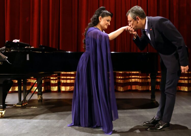 CHP lideri Özel, ünlü Kürt soprano Pervîn Chakar’ın dinletisine katıldı 1 CHP lideri Özel, ünlü Kürt soprano Pervîn Chakar’ın dinletisine katıldı