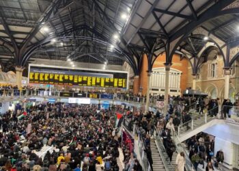 Londra’da yüzlerce kişi tren istasyonunda Gazze’de ateşkes için oturma eylemi düzenledi