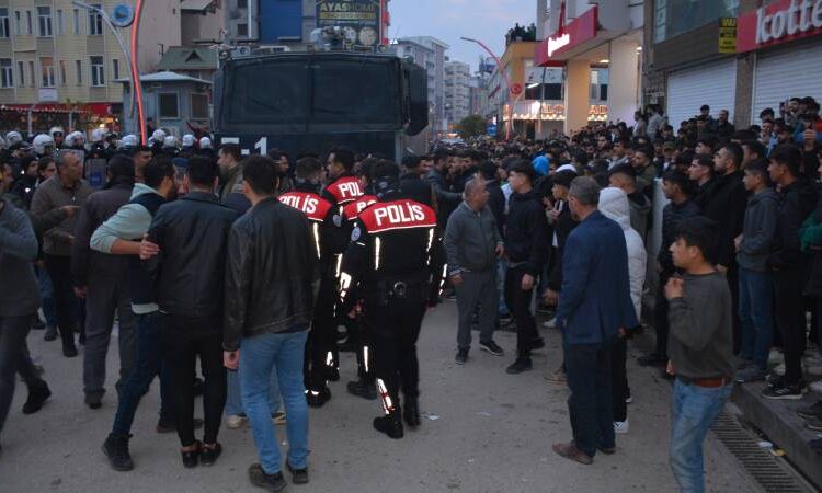Silopi’de Kur’an-ı Kerim yırtarak küfreden şahsı linçten polis kurtardı