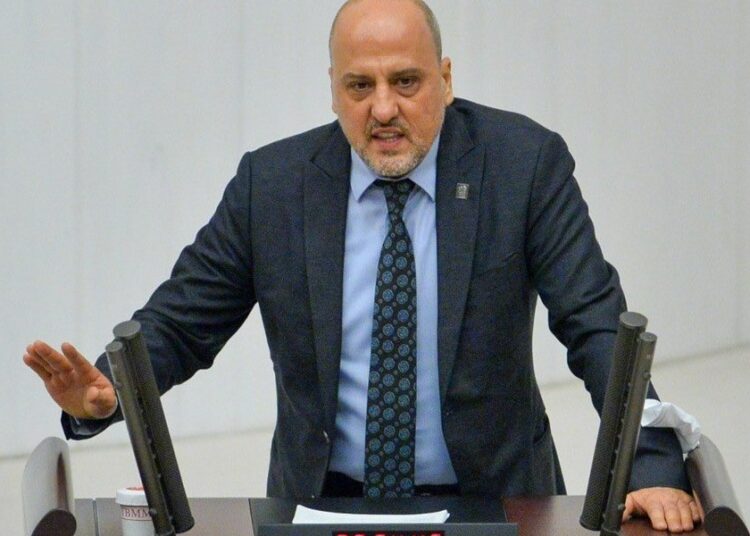 Ahmet Şık: Saraydakiler sefa sürerken gecekondudakiler ölüyor
