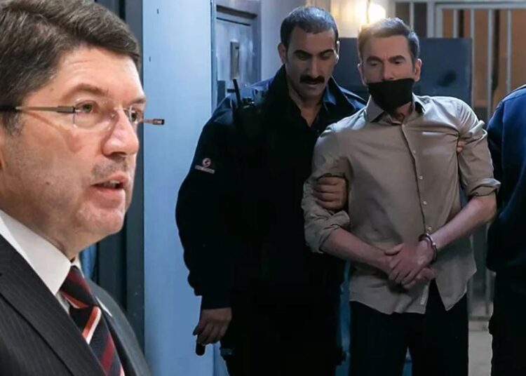 'Arka Sokaklar'daki sahne ortalığı karıştırdı: Bakan tepki gösterdi, soruşturma açılabilir 1 ‘Arka Sokaklar’daki sahne ortalığı karıştırdı: Bakan tepki gösterdi, soruşturma açılabilir