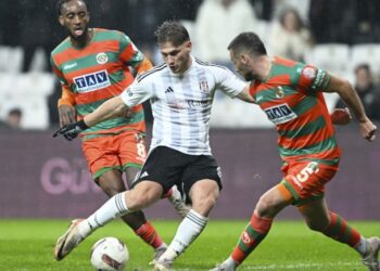 Beşiktaş kendi evinde yıkıldı, Rıza Çalımbay’la yollar ayrıldı