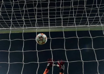 Derbi öncesi imzalı forma pazarı: 240 milyona Szymanski forması
