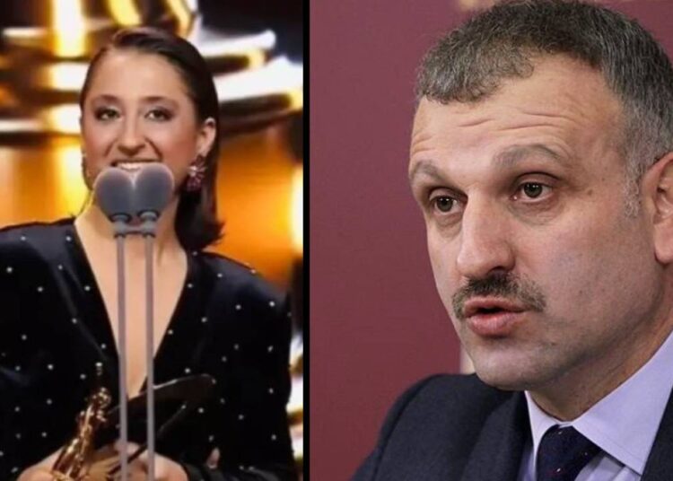 Cumhurbaşkanı Başdanışmanı Saral, oyuncu Ecem Erkek'i hedef gösterdi: Milletin sinir uçlarına dokunuyor 1 Cumhurbaşkanı Başdanışmanı Saral, oyuncu Ecem Erkek’i hedef gösterdi: Milletin sinir uçlarına dokunuyor