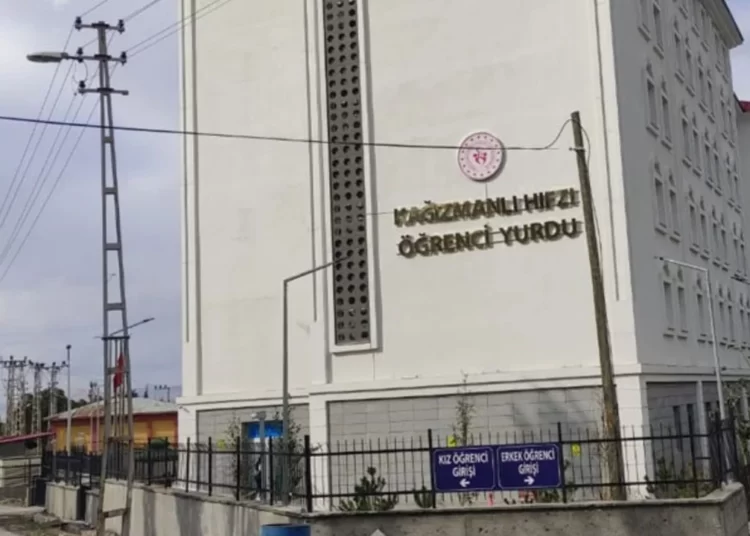 Kars'ta KYK yurdundan kalan 80 öğrenci zehirlendi 1 Kars’ta KYK yurdundan kalan 80 öğrenci zehirlendi
