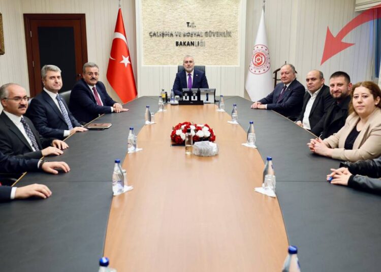Pazarlık masasına oturan işçi: Öğretmenler Günü kutlaması için oğluma 10 lira veremedim 1 Pazarlık masasına oturan işçi: Öğretmenler Günü kutlaması için oğluma 10 lira veremedim