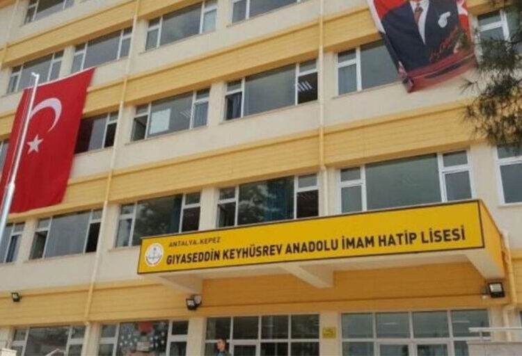 Tekvando şampiyonu öğrenci öğretmeni darp etti