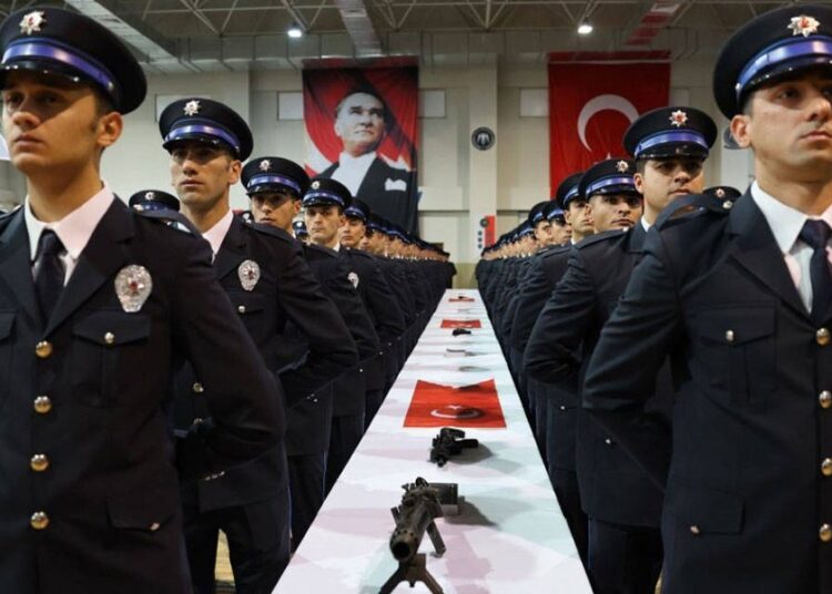 Polis alımında da 'mülakat' yapılıyor: 45 saniyede elediler 1 Polis alımında da ‘mülakat’ yapılıyor: 45 saniyede elediler