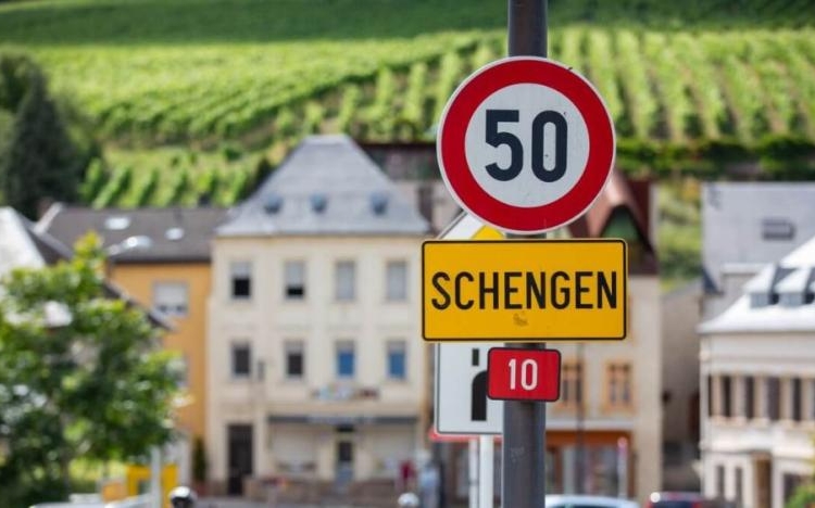 Artan sınır kontrolleri Schengen uygulamasını tehdit ediyor 1 Bulgaristan ve Romanya’nın Schengen bölgesine katılımı onaylandı