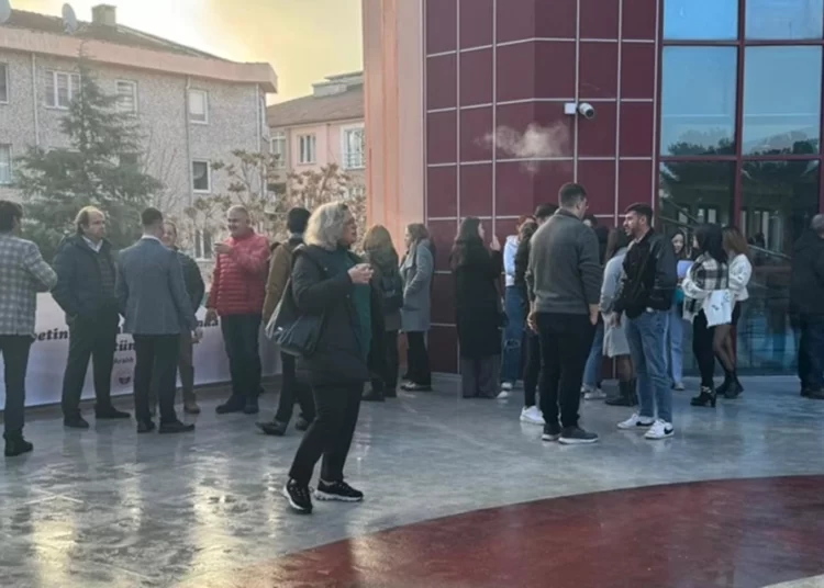 Sigaranın zararlarının konuşulduğu panelde sigara molası 1 Sigaranın zararlarının konuşulduğu panelde sigara molası