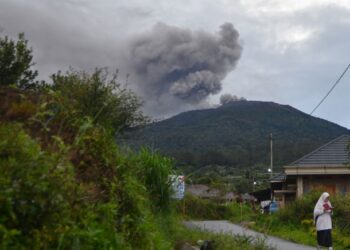 Endonezya’da yanardağ patladı: 11 kişi öldü, 12 kişi kayıp
