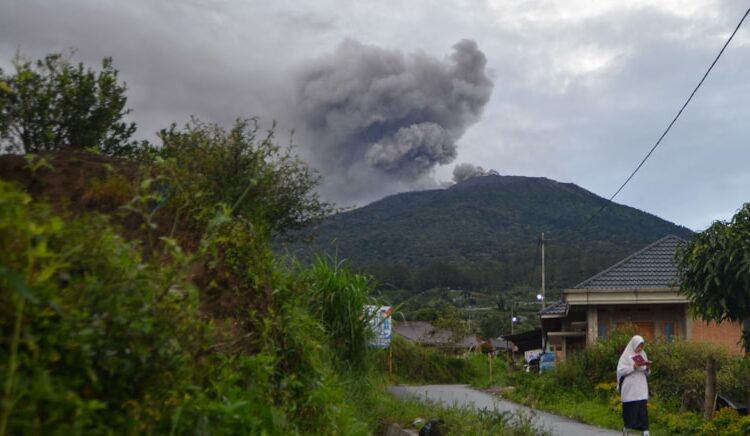 Endonezya’da yanardağ patladı: 11 kişi öldü, 12 kişi kayıp