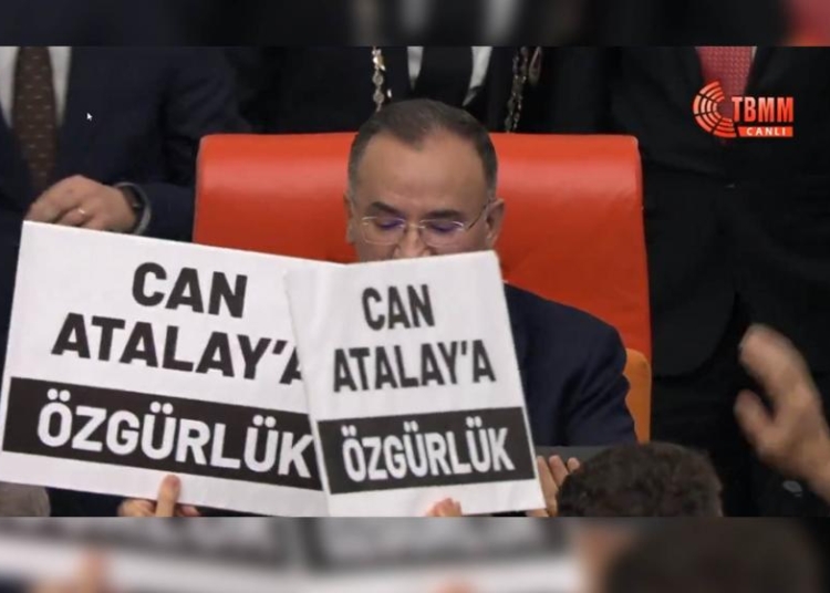 Siyasilerden Can Atalay'ın vekilliğinin düşürülmesine tepki: 'Halk iradesine darbe' 1 Siyasilerden Can Atalay’ın vekilliğinin düşürülmesine tepki: ‘Halk iradesine darbe’