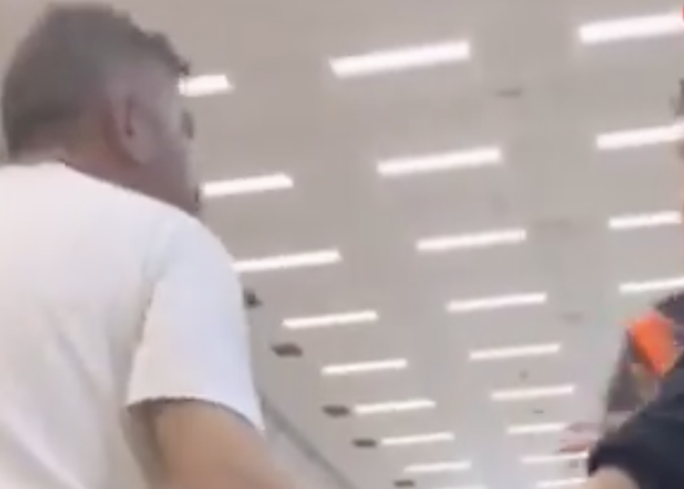 Yanlış perona girdi, havalimanını birbirine kattı: 'Bakanın akrabasıyım, sülaleni bitireceğim' 1 Yanlış perona girdi, havalimanını birbirine kattı: ‘Bakanın akrabasıyım, sülaleni bitireceğim’