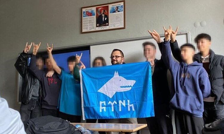 Lisede MHP'nin sembolü bozkurt işareti yapan ve Göktürk bayrağı açan grubun fotoğrafına tepki 1 Lisede MHP’nin sembolü bozkurt işareti yapan ve Göktürk bayrağı açan grubun fotoğrafına tepki