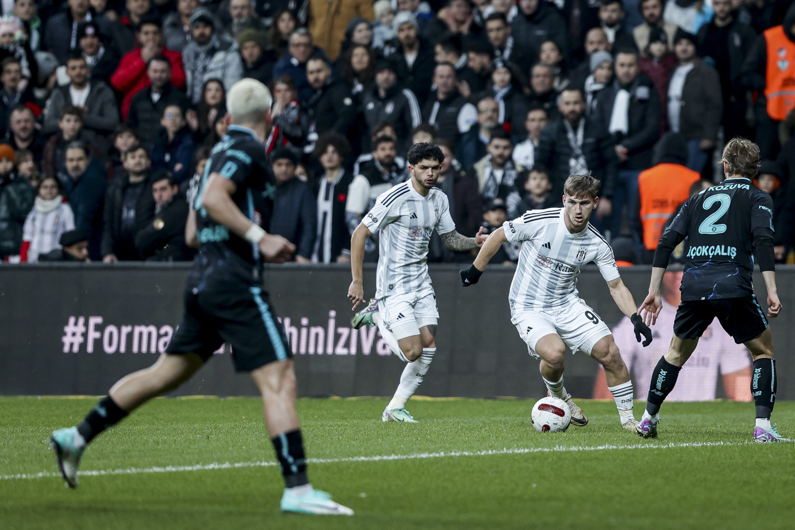 Beşiktaş, ikinci yarı bir kişi eksik oynayan Adana Demirspor’la golsüz berabere kaldı