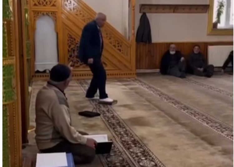 Cami derneği seçiminde başkan adayı Kur'an-ı Kerim'e ayağıyla bastı 1 Cami derneği seçiminde başkan adayı Kur’an-ı Kerim’e ayağıyla bastı