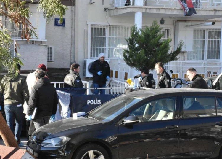 Ailesini katleden öğretim üyesinin üzerinden 4 tabanca çıktı 1 Ailesini katleden öğretim üyesinin üzerinden 4 tabanca çıktı