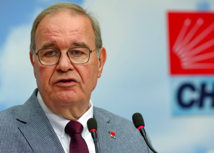 Faik Öztrak: Erdoğan’ın sarayları kara deliğe döndü; millete faturası 2 milyar dolar 1 Faik Öztrak: Erdoğan’ın sarayları kara deliğe döndü; millete faturası 2 milyar dolar