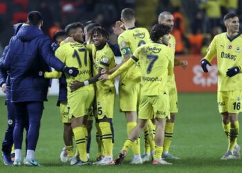 Fener Antep’i tek geçti, maç fazlasıyla puan farkını 5’e çıkardı