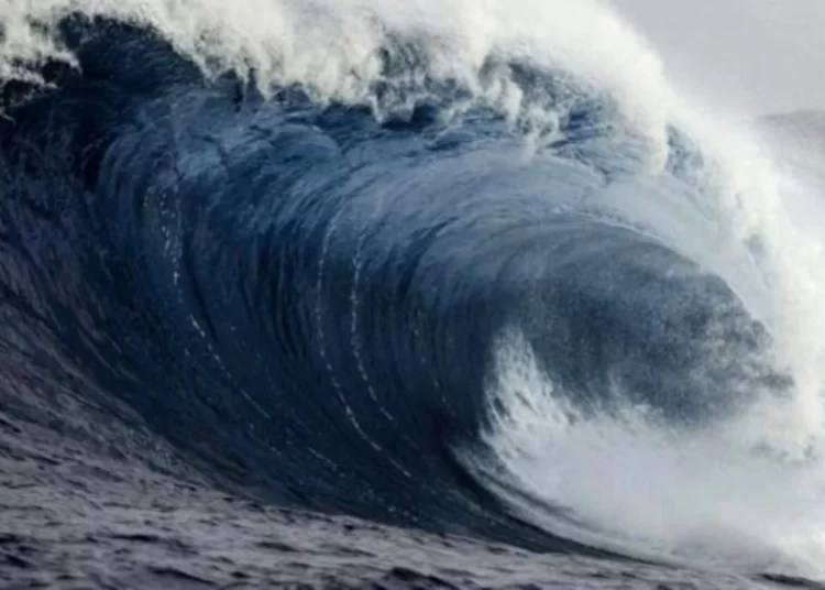 Japonya'da 7.6 büyüklüğünde deprem oldu, tsunami kıyıya vurmaya başladı 1 Japonya’da 7.6 büyüklüğünde deprem oldu, tsunami kıyıya vurmaya başladı