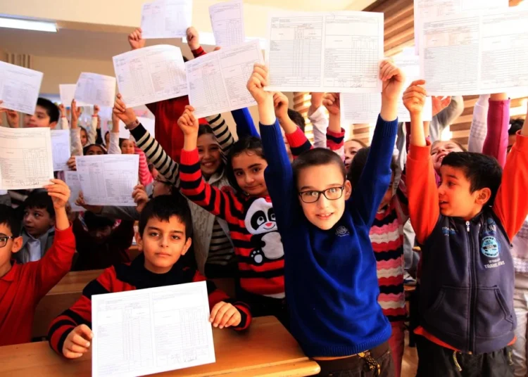 20 milyon öğrenci karne alıyor… Yarıyıl tatili başlıyor! 1 20 milyon öğrenci karne alıyor… Yarıyıl tatili başlıyor!