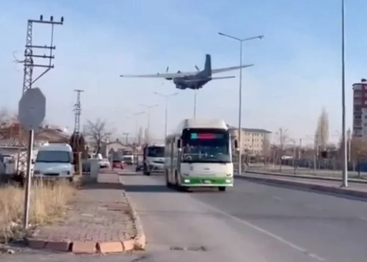 Kayseri'de askeri nakliye uçağı acil iniş yaptı, pilotlar faciayı önledi 1 Kayseri’de askeri nakliye uçağı acil iniş yaptı, pilotlar faciayı önledi