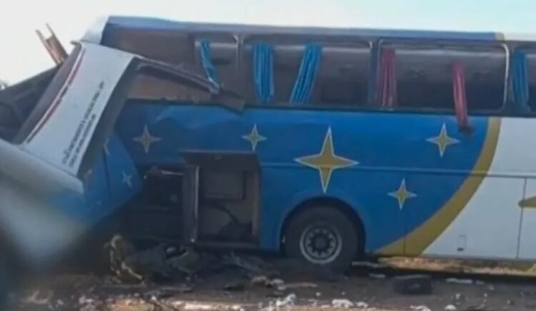Brezilya'da facia! Turist otobüsü ile kamyon çarpıştı: 25 ölü 1 Brezilya’da facia! Turist otobüsü ile kamyon çarpıştı: 25 ölü
