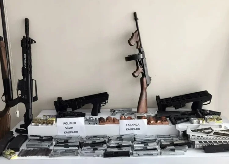 Polis ve jandarmadan 'kaçak silah' operasyonu: 2 bin 36 gözaltı 1 Polis ve jandarmadan ‘kaçak silah’ operasyonu: 2 bin 36 gözaltı