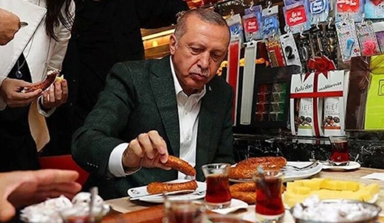 Bir zamanlar iktidarı çay-simit üzerinden eleştirirdi, bugün aynı mağduriyeti kendisi oluşturdu 1 Bir zamanlar iktidarı çay-simit üzerinden eleştirirdi, bugün aynı mağduriyeti kendisi oluşturdu