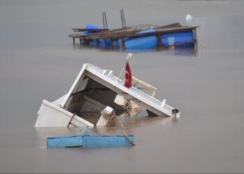 İçinde 10 kişi bulunan balıkçı teknesi battı: 3 ölü, 2 kayıp