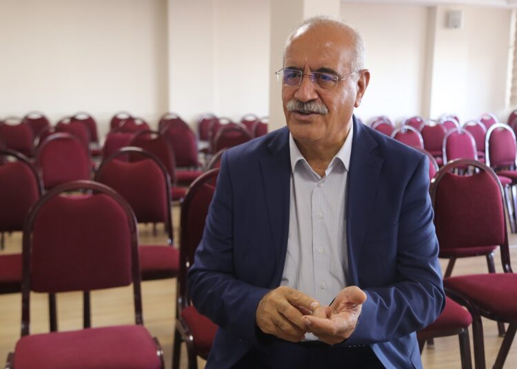 “Kayyım, seçim öncesi Van Belediyesi’nin neyi var neyi yoksa satıyor” 1 “Kayyım, seçim öncesi Van Belediyesi’nin neyi var neyi yoksa satıyor”