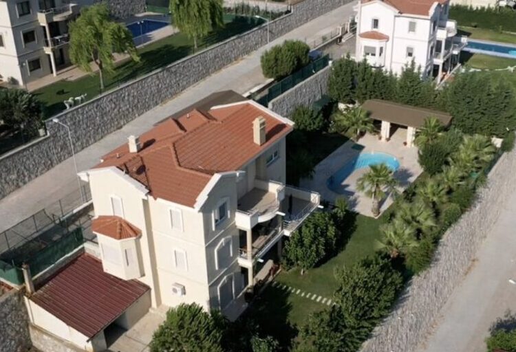 Mahkeme tahliye kararı verdi, rektör havuzlu villayı vermedi 1 Mahkeme tahliye kararı verdi, rektör havuzlu villayı vermedi