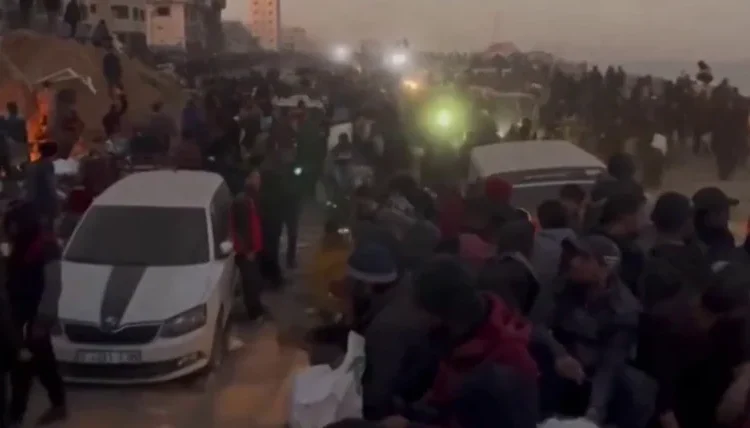 İsrail, yardım sırasında bekleyen Gazzelileri vurdu: En az 104 kişi öldü