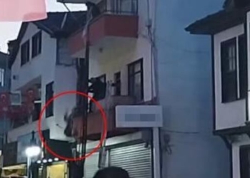 2’nci kattan düşen çocuğu havada yakaladı